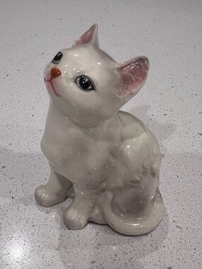 Vintage White Ceramic Cat Figurine - Decorative Pet Statue